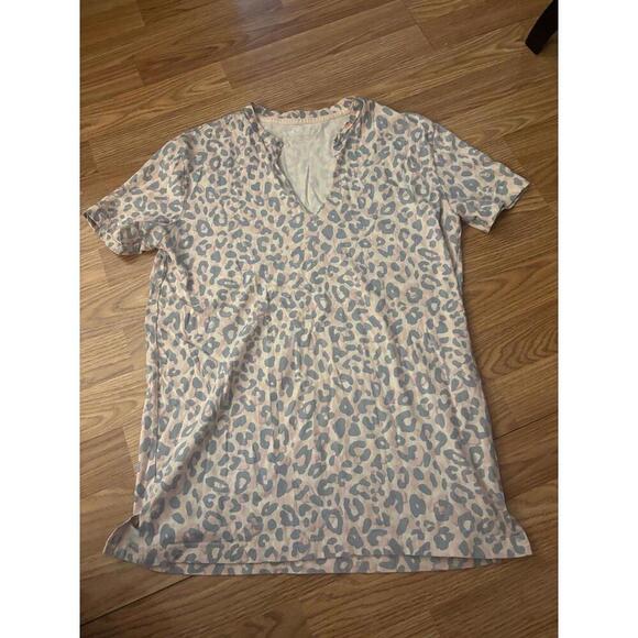 VS PINK Leopard V Neck Size XS - Picture 1 of 6